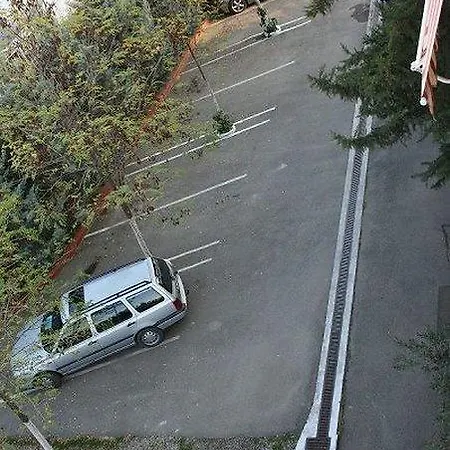 Baron فندق تيرانا